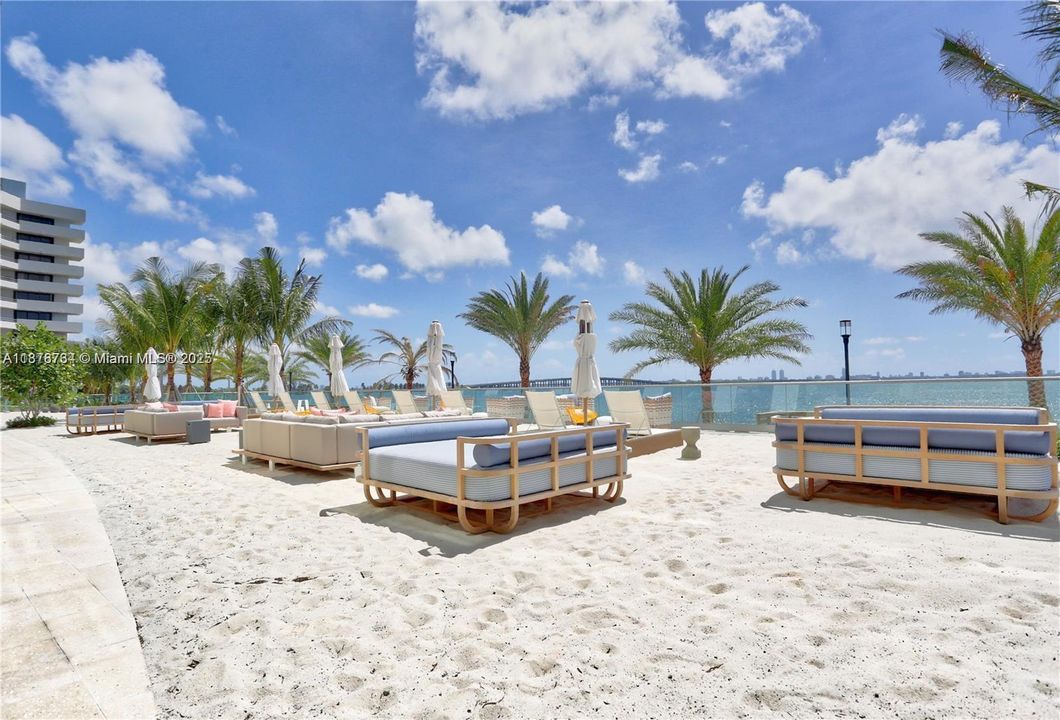 Active With Contract: $5,950 (2 beds, 3 baths, 1293 Square Feet)