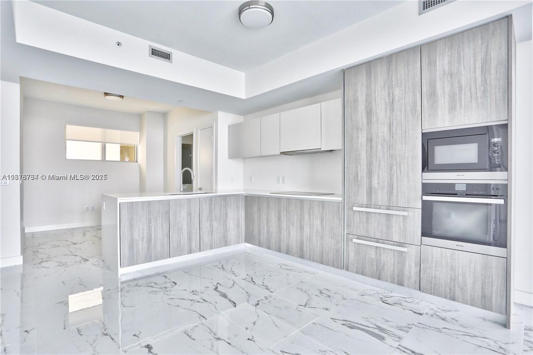 Active With Contract: $5,950 (2 beds, 3 baths, 1293 Square Feet)