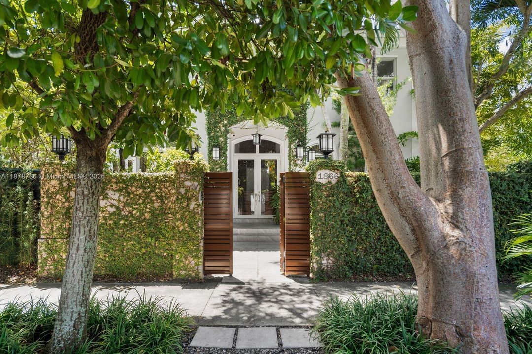 Active With Contract: $5,150,000 (4 beds, 4 baths, 4455 Square Feet)