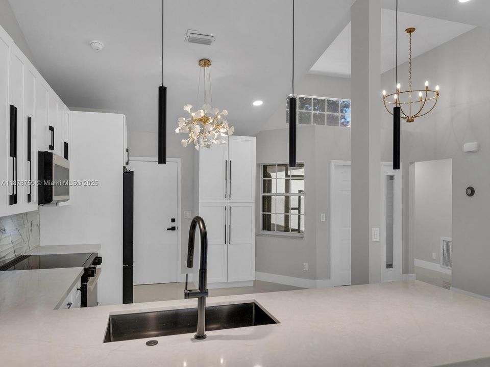 На продажу: $460,000 (2 спален, 2 ванн, 1628 Квадратных фут)