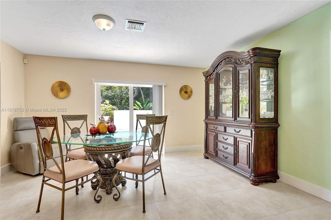 合同活跃: $750,000 (4 贝兹, 2 浴室, 2367 平方英尺)