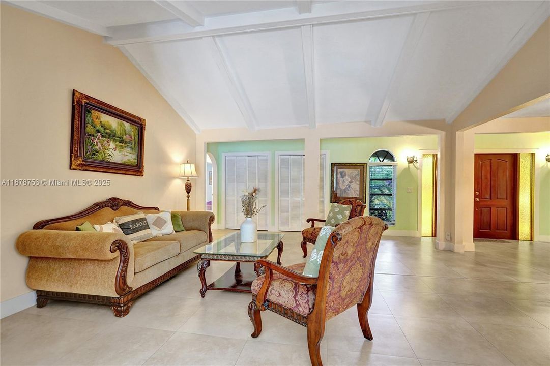 合同活跃: $750,000 (4 贝兹, 2 浴室, 2367 平方英尺)