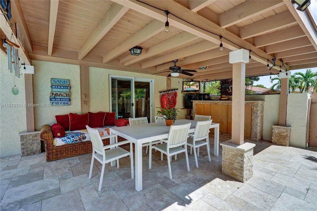 合同活跃: $750,000 (4 贝兹, 2 浴室, 2367 平方英尺)