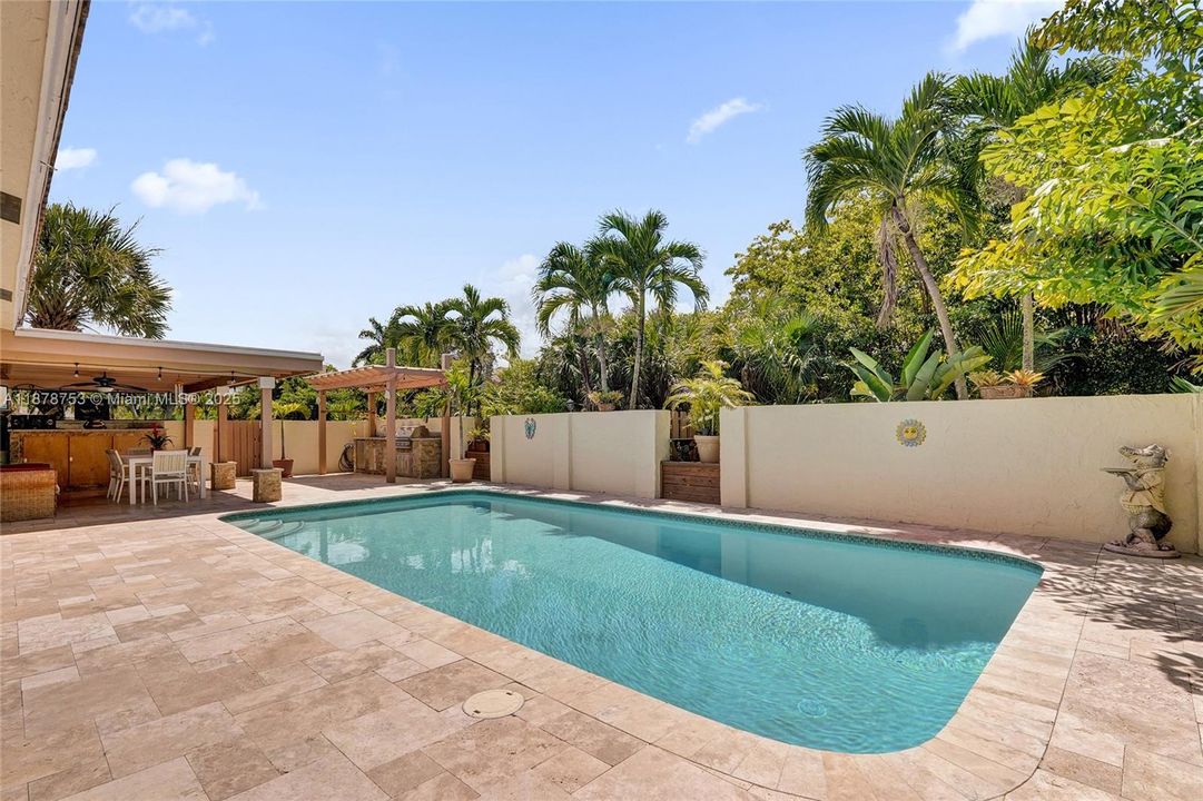 合同活跃: $750,000 (4 贝兹, 2 浴室, 2367 平方英尺)