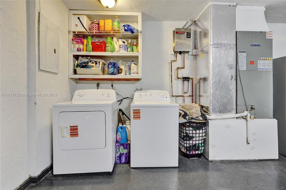 合同活跃: $750,000 (4 贝兹, 2 浴室, 2367 平方英尺)