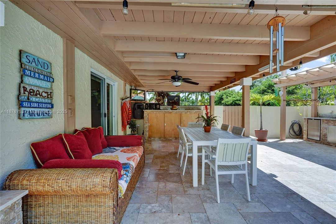 合同活跃: $750,000 (4 贝兹, 2 浴室, 2367 平方英尺)