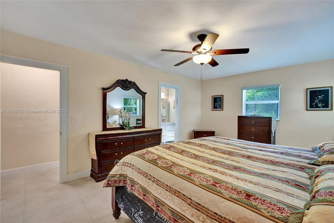 合同活跃: $750,000 (4 贝兹, 2 浴室, 2367 平方英尺)