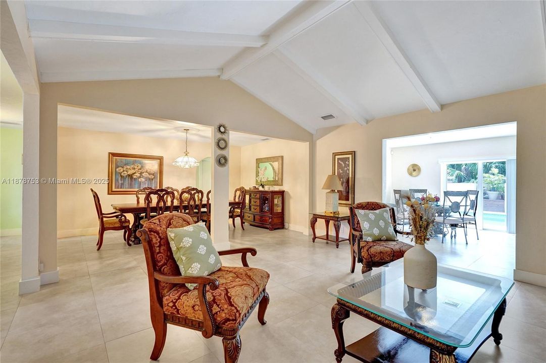 合同活跃: $750,000 (4 贝兹, 2 浴室, 2367 平方英尺)