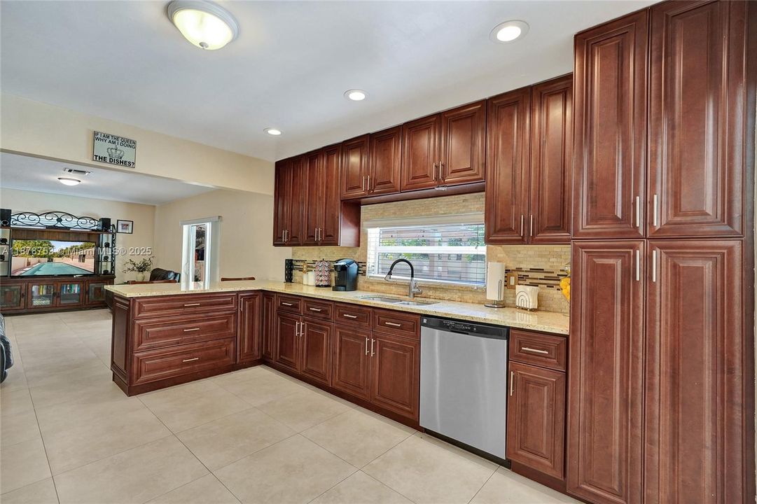 合同活跃: $750,000 (4 贝兹, 2 浴室, 2367 平方英尺)