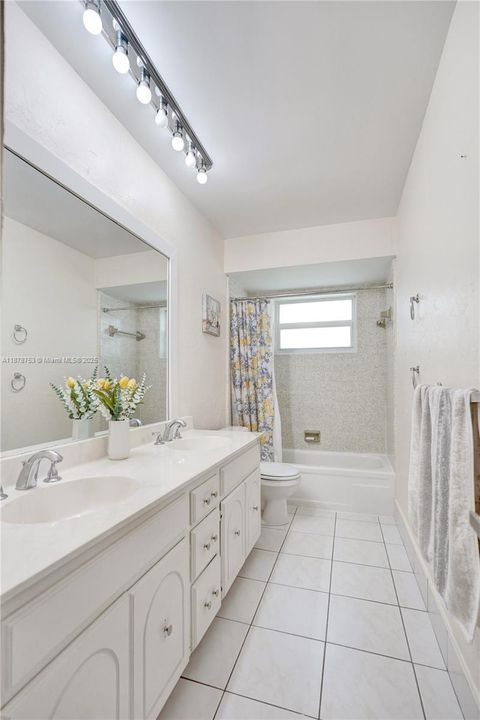 合同活跃: $750,000 (4 贝兹, 2 浴室, 2367 平方英尺)