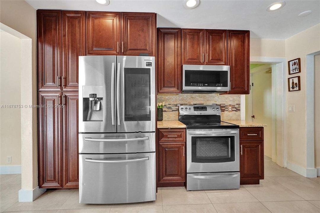 合同活跃: $750,000 (4 贝兹, 2 浴室, 2367 平方英尺)