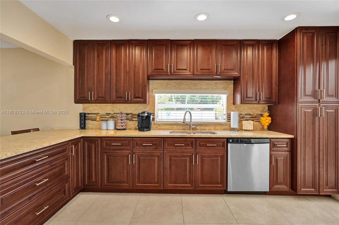 合同活跃: $750,000 (4 贝兹, 2 浴室, 2367 平方英尺)