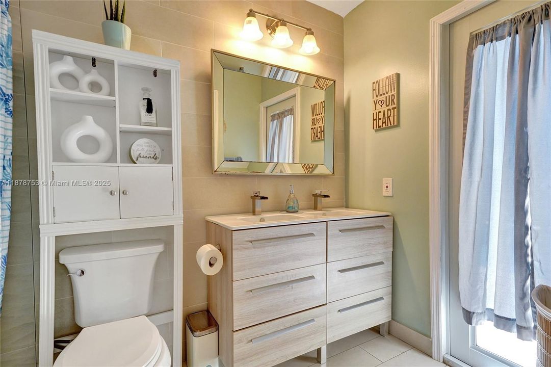 合同活跃: $750,000 (4 贝兹, 2 浴室, 2367 平方英尺)