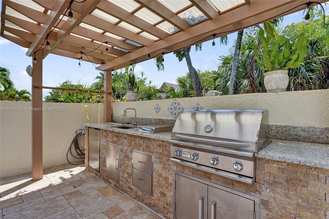 合同活跃: $750,000 (4 贝兹, 2 浴室, 2367 平方英尺)