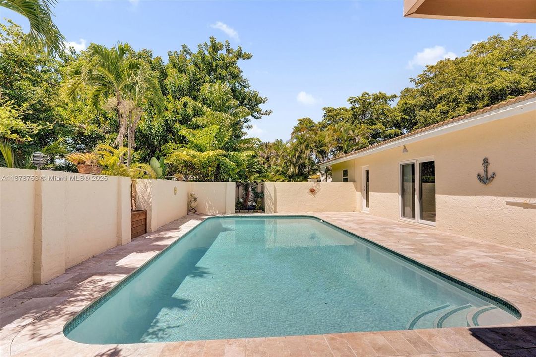 合同活跃: $750,000 (4 贝兹, 2 浴室, 2367 平方英尺)