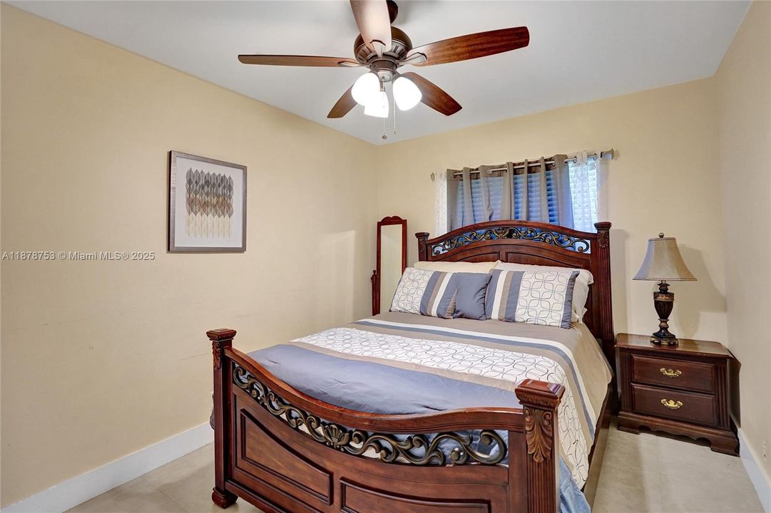 合同活跃: $750,000 (4 贝兹, 2 浴室, 2367 平方英尺)