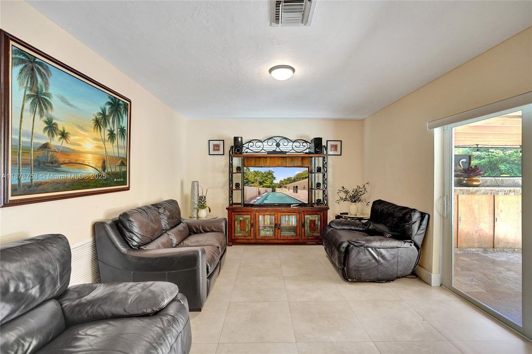 合同活跃: $750,000 (4 贝兹, 2 浴室, 2367 平方英尺)