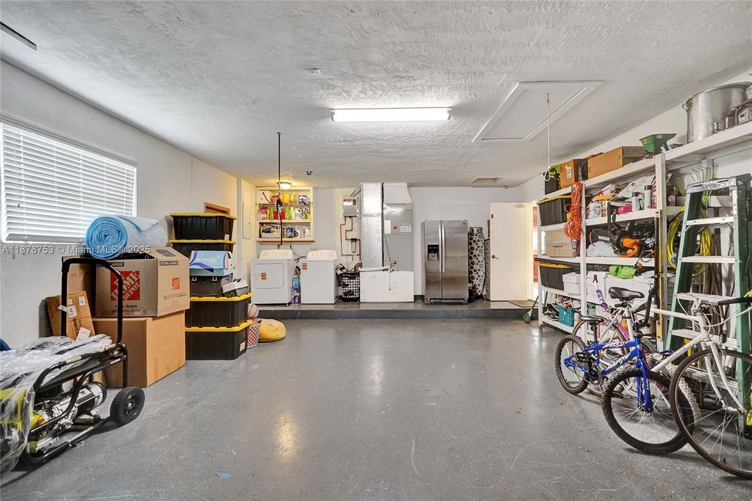 合同活跃: $750,000 (4 贝兹, 2 浴室, 2367 平方英尺)