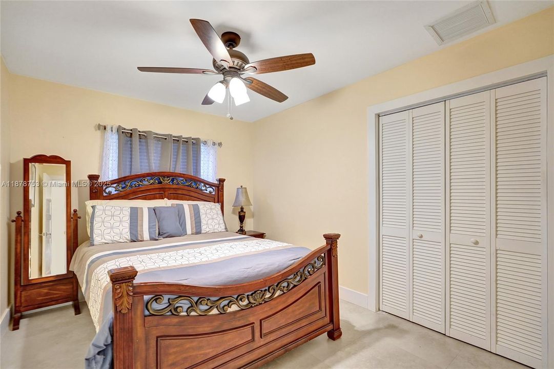 合同活跃: $750,000 (4 贝兹, 2 浴室, 2367 平方英尺)