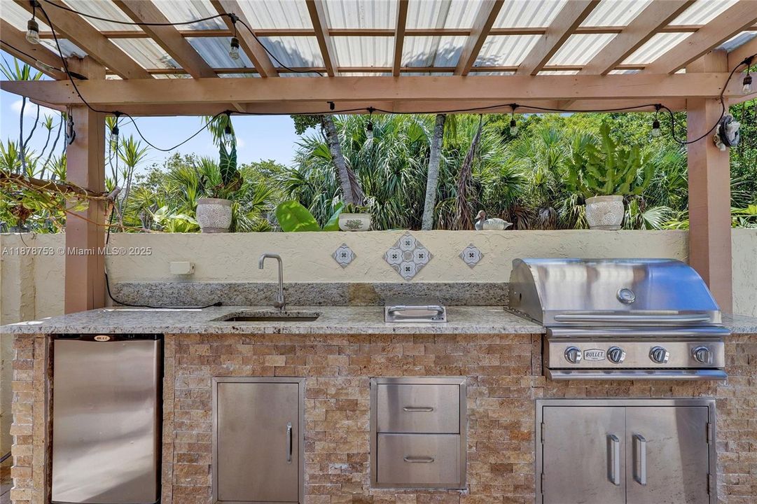 合同活跃: $750,000 (4 贝兹, 2 浴室, 2367 平方英尺)