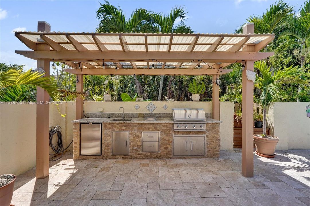 合同活跃: $750,000 (4 贝兹, 2 浴室, 2367 平方英尺)