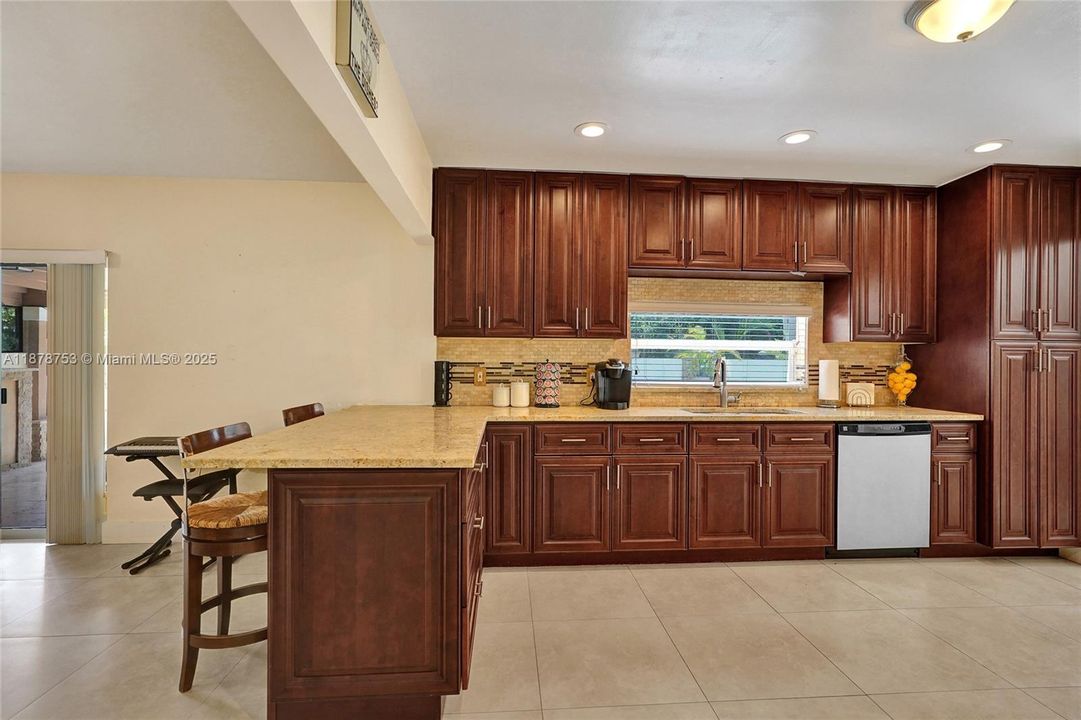 合同活跃: $750,000 (4 贝兹, 2 浴室, 2367 平方英尺)