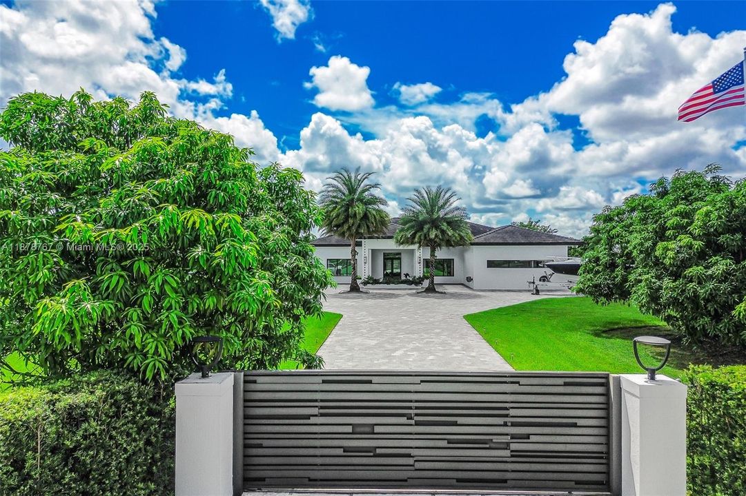 На продажу: $4,500,000 (4 спален, 4 ванн, 3648 Квадратных фут)