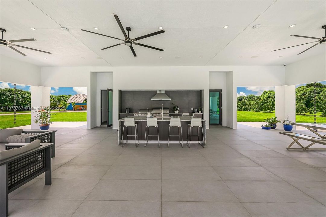 На продажу: $4,500,000 (4 спален, 4 ванн, 3648 Квадратных фут)