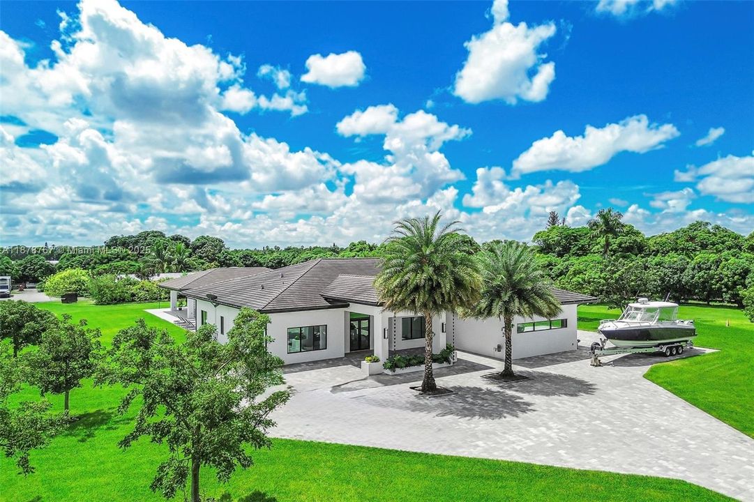 На продажу: $4,500,000 (4 спален, 4 ванн, 3648 Квадратных фут)