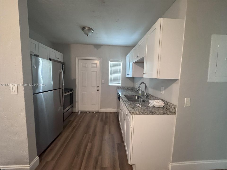 合同活跃: $269,900 (3 贝兹, 1 浴室, 1336 平方英尺)