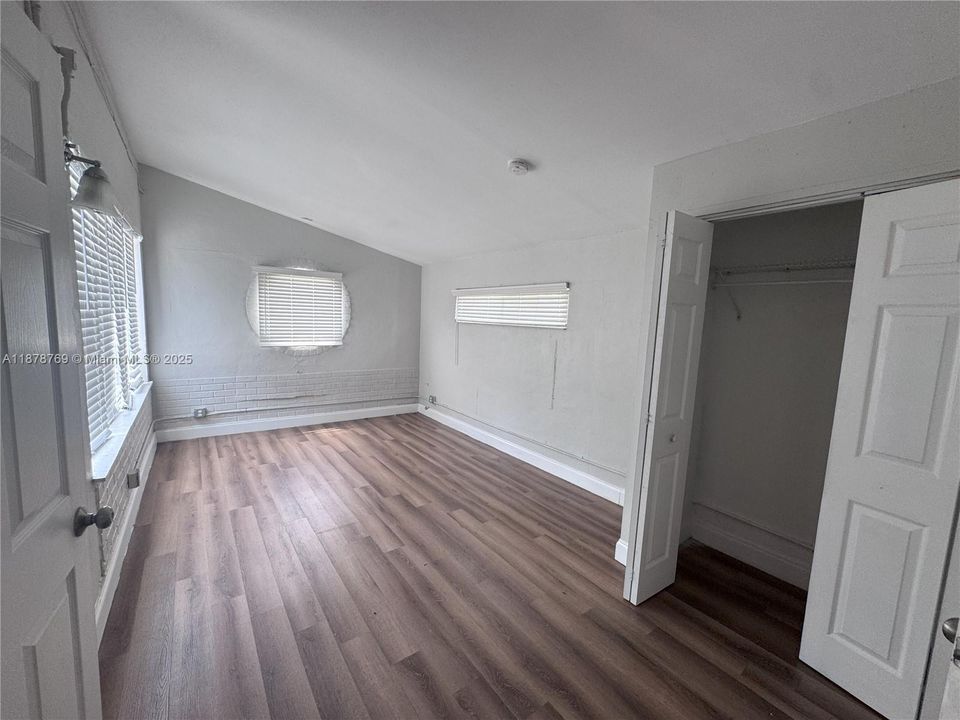 合同活跃: $269,900 (3 贝兹, 1 浴室, 1336 平方英尺)