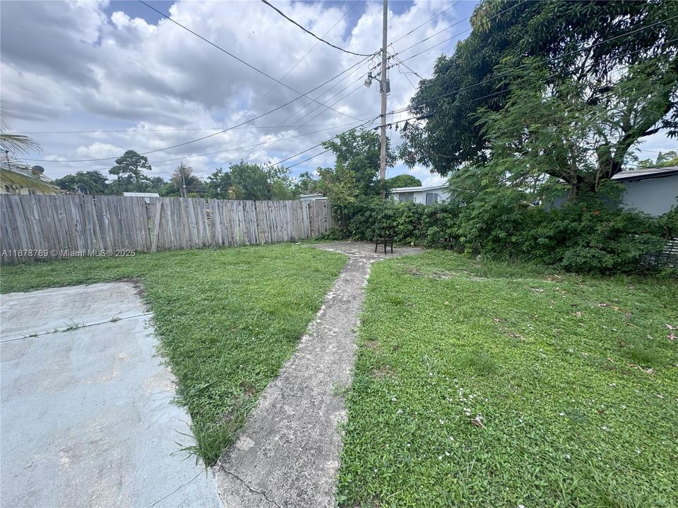 合同活跃: $269,900 (3 贝兹, 1 浴室, 1336 平方英尺)