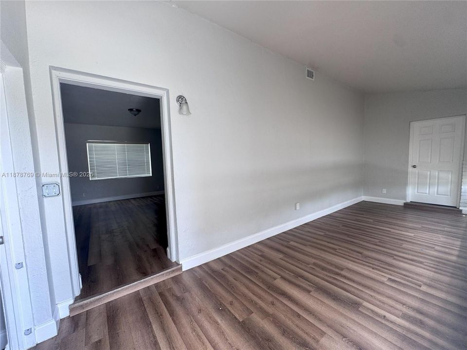 合同活跃: $269,900 (3 贝兹, 1 浴室, 1336 平方英尺)