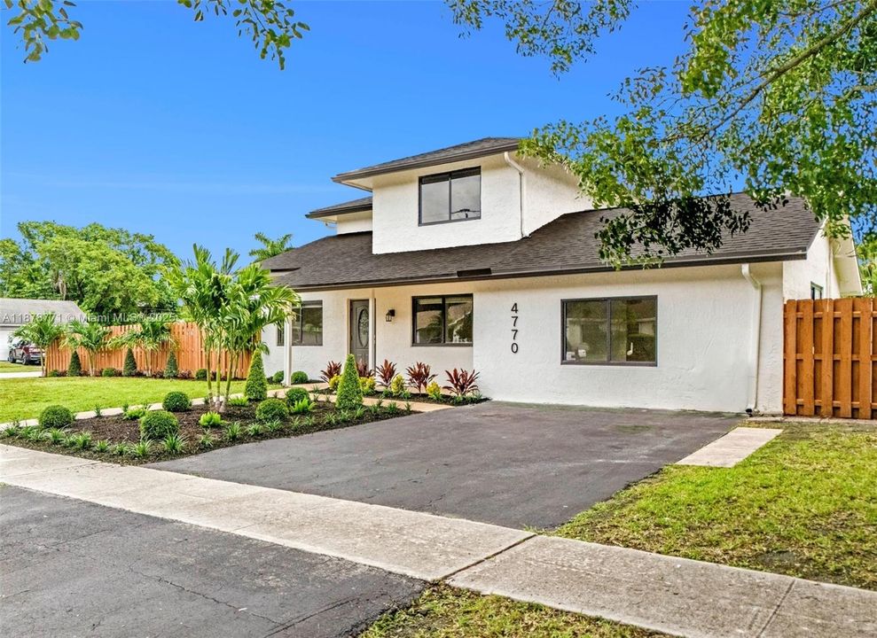 最近售出: $779,900 (4 贝兹, 3 浴室, 2337 平方英尺)