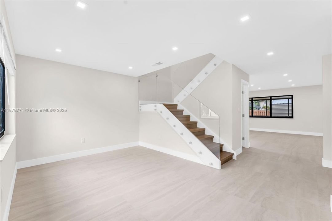 最近售出: $779,900 (4 贝兹, 3 浴室, 2337 平方英尺)