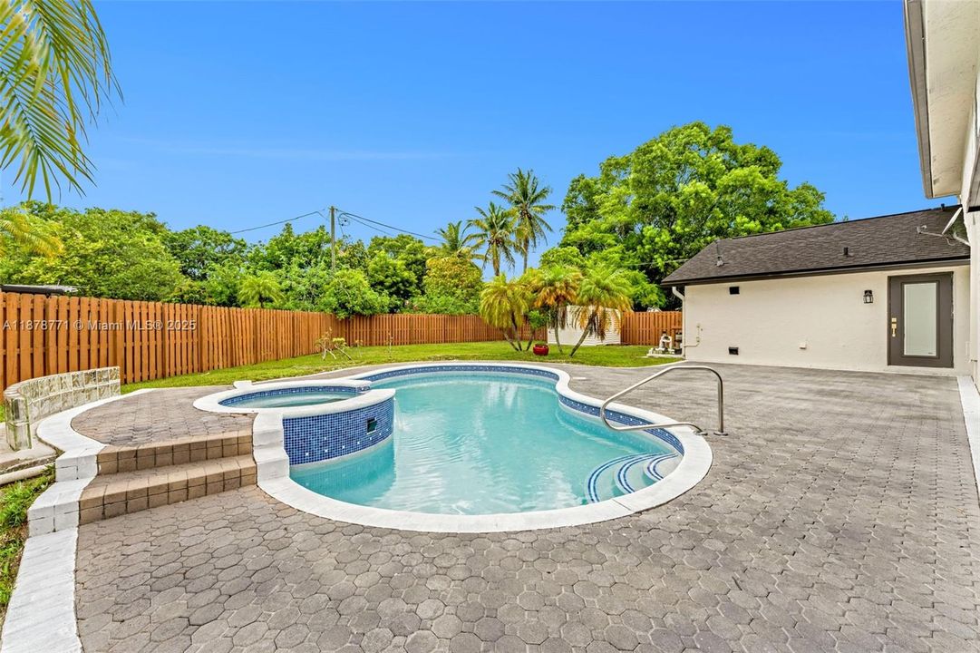 最近售出: $779,900 (4 贝兹, 3 浴室, 2337 平方英尺)