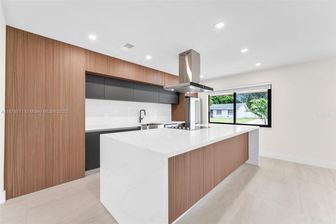 最近售出: $779,900 (4 贝兹, 3 浴室, 2337 平方英尺)