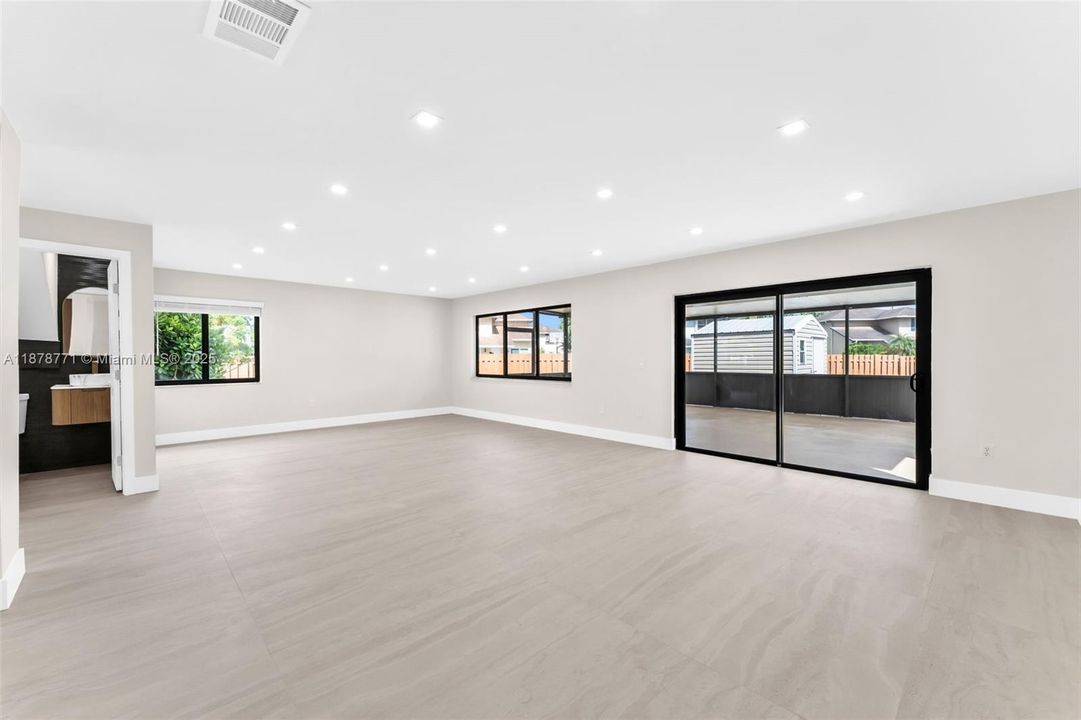 最近售出: $779,900 (4 贝兹, 3 浴室, 2337 平方英尺)