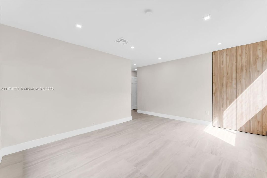 最近售出: $779,900 (4 贝兹, 3 浴室, 2337 平方英尺)