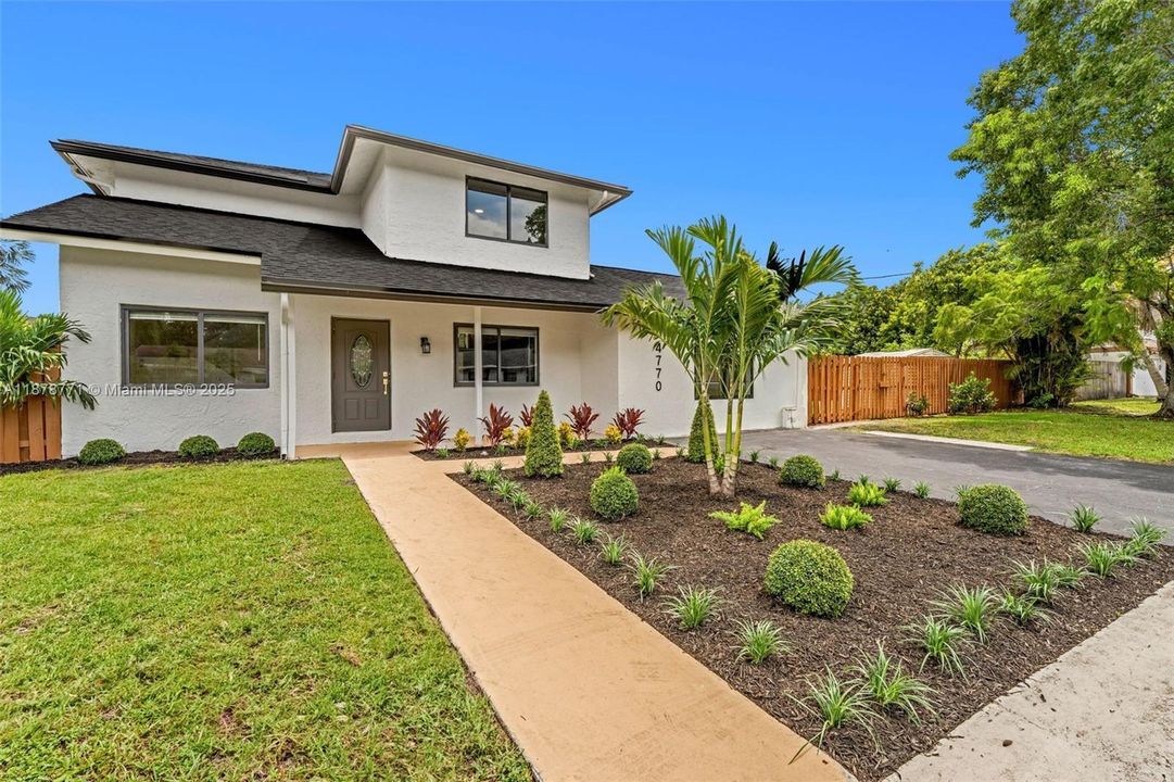 最近售出: $779,900 (4 贝兹, 3 浴室, 2337 平方英尺)