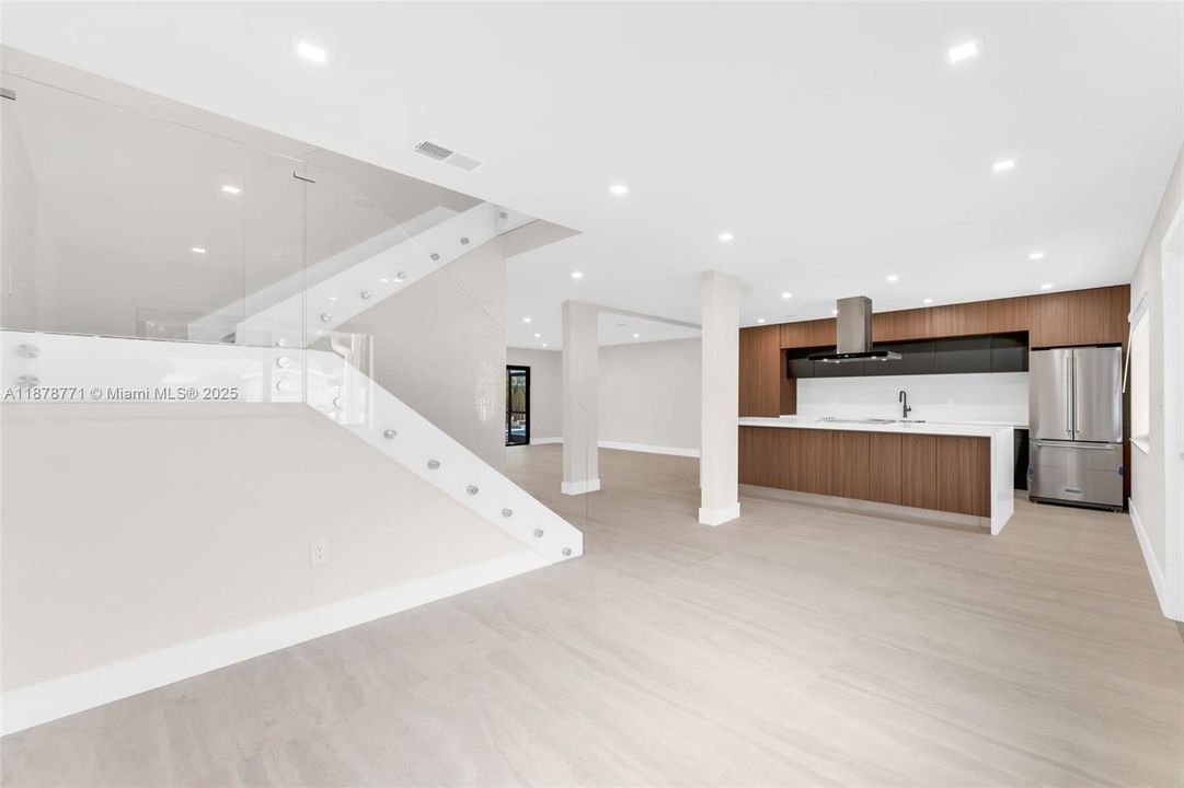 最近售出: $779,900 (4 贝兹, 3 浴室, 2337 平方英尺)