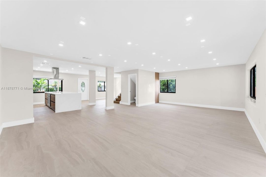 最近售出: $779,900 (4 贝兹, 3 浴室, 2337 平方英尺)