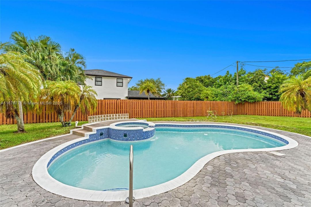 最近售出: $779,900 (4 贝兹, 3 浴室, 2337 平方英尺)