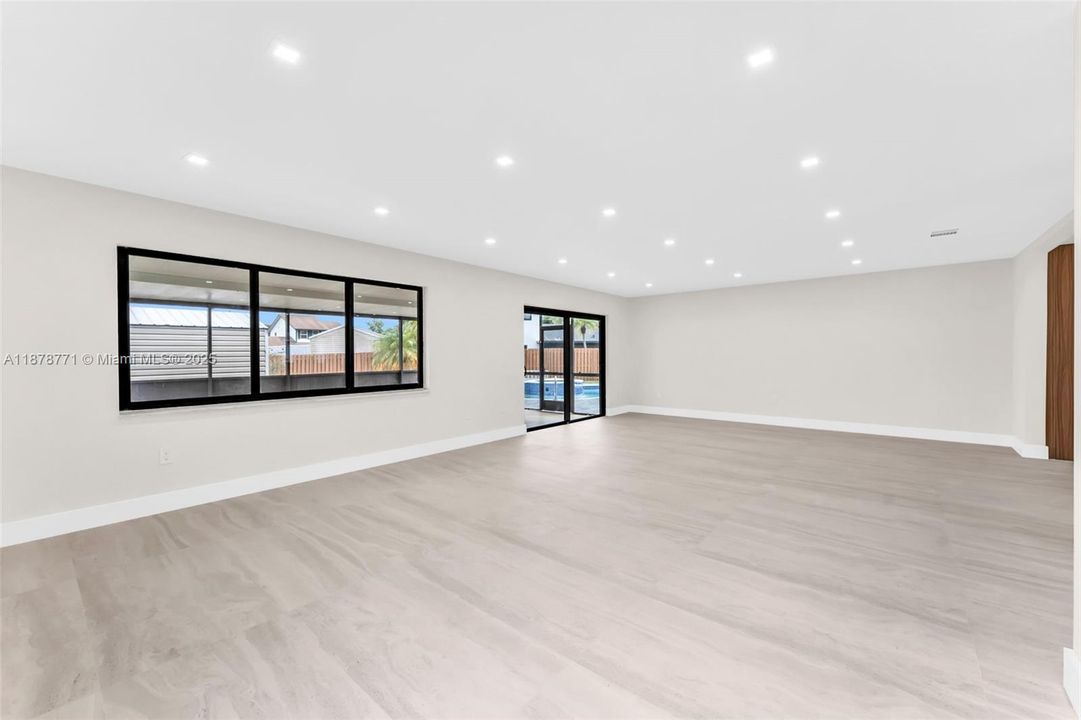 最近售出: $779,900 (4 贝兹, 3 浴室, 2337 平方英尺)