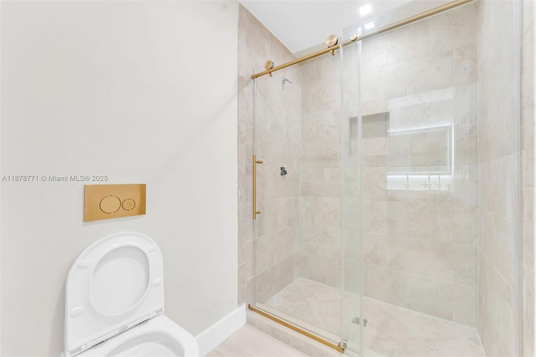 最近售出: $779,900 (4 贝兹, 3 浴室, 2337 平方英尺)