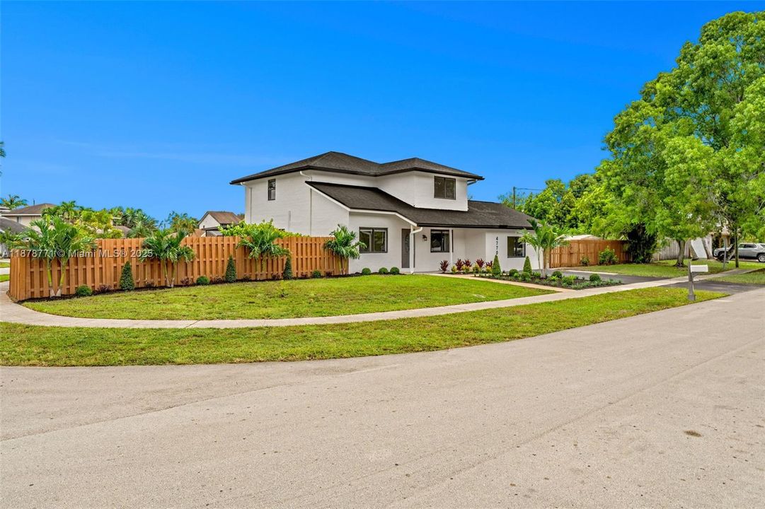 最近售出: $779,900 (4 贝兹, 3 浴室, 2337 平方英尺)