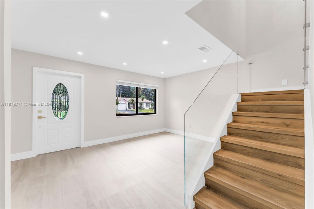 最近售出: $779,900 (4 贝兹, 3 浴室, 2337 平方英尺)