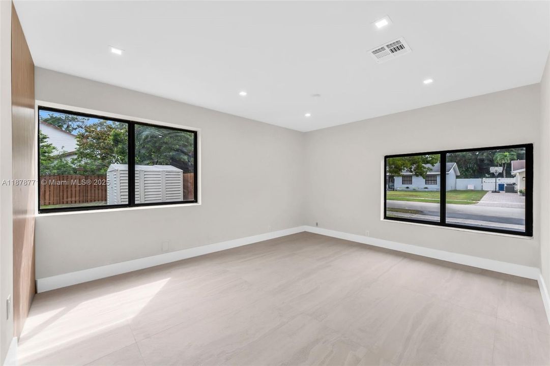 最近售出: $779,900 (4 贝兹, 3 浴室, 2337 平方英尺)