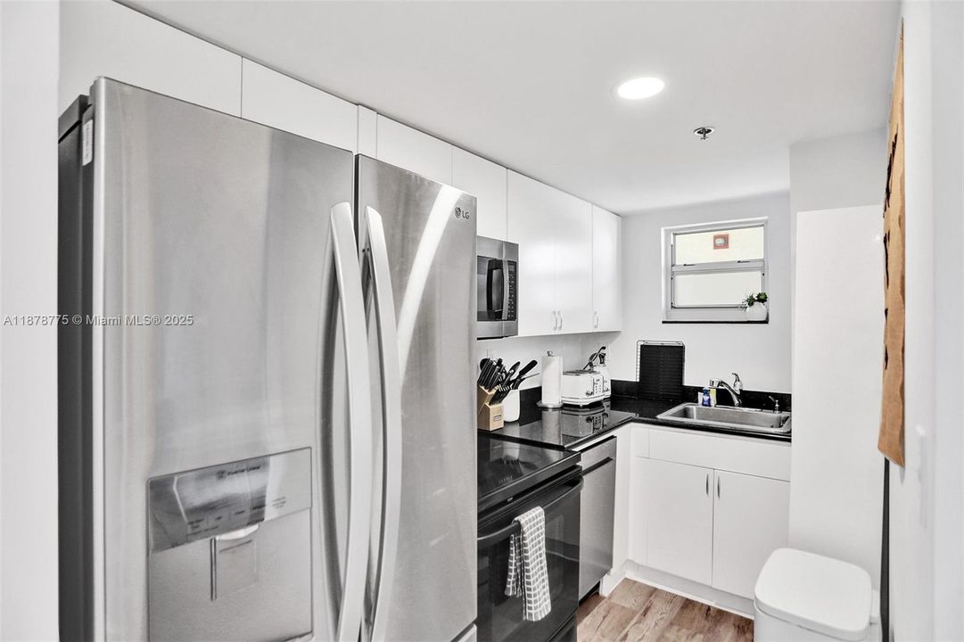 待售: $895,000 (2 贝兹, 2 浴室, 880 平方英尺)