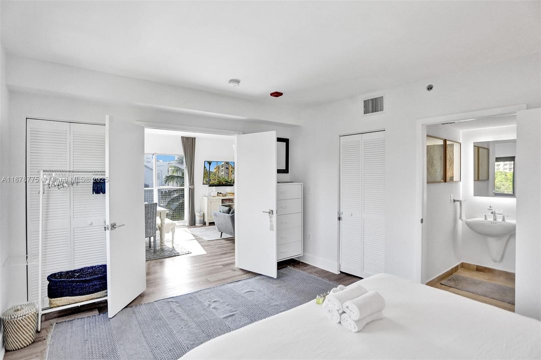 待售: $895,000 (2 贝兹, 2 浴室, 880 平方英尺)